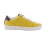 Chaussure Lacoste Carnaby en cuir jaune.